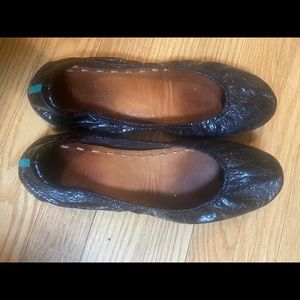 Black patent croc Tieks flats 10